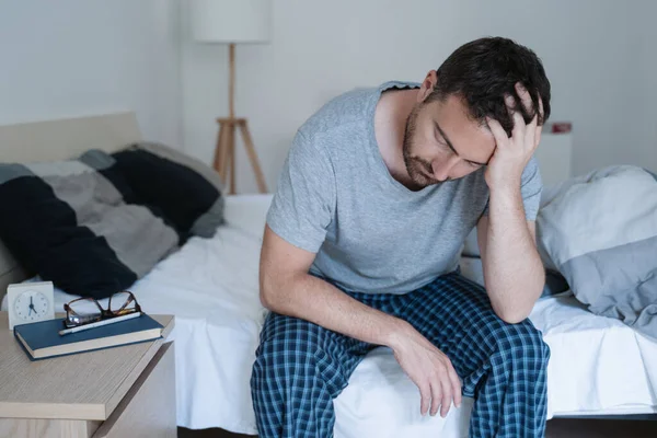 Rastlös Man Vaknar Tidigt Med Huvudvärk Efter Hård Natt — Stockfoto