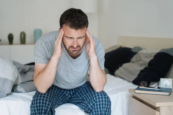 Hombre Con Problemas Para Dormir Despierta Sintiendo Cansancio —  Fotos de Stock