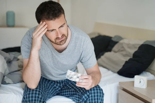 Hombre Con Problemas Para Dormir Despierta Sintiendo Cansancio —  Fotos de Stock