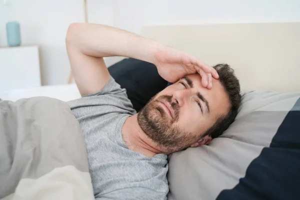 Ruheloser Mann Wacht Nach Schwerer Nacht Früh Mit Kopfschmerzen Auf — Stockfoto