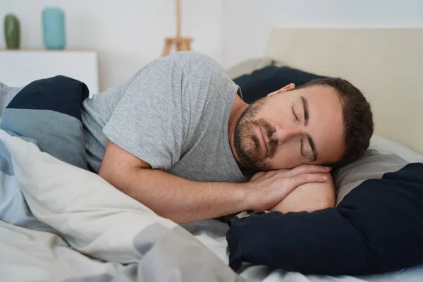 Mann Schläft Bett Und Fühlt Sich Wohl — Stockfoto