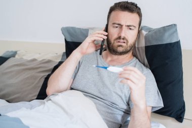 Hasta adam doktordan telefon kullanarak konsültasyon istiyor.