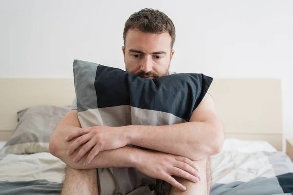 Triste Solitário Homem Sentado Sua Cama — Fotografia de Stock