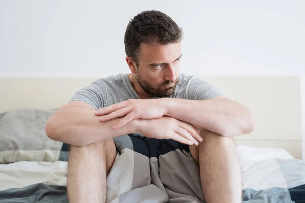 Depressiver Mann Sitzt Auf Seinem Bett Und Fühlt Sich Schlecht — Stockfoto