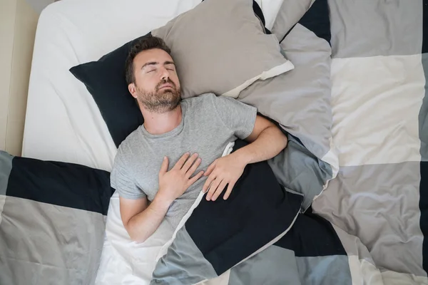 Vista Ángulo Alto Retrato Hombre Durmiendo Cama Sentirse Cómodo —  Fotos de Stock