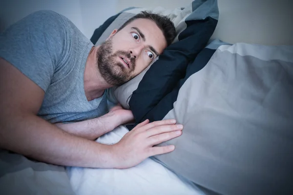 Uomo Non Può Addormentarsi Nel Suo Letto — Foto Stock