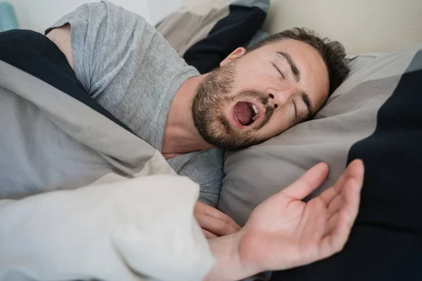 Mann Schnarcht Bett Und Atmet Mit Offenem Mund — Stockfoto