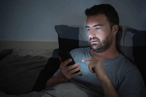 Άνθρωπος Στο Κρεβάτι Βλέποντας Οθόνη Smartphone — Φωτογραφία Αρχείου