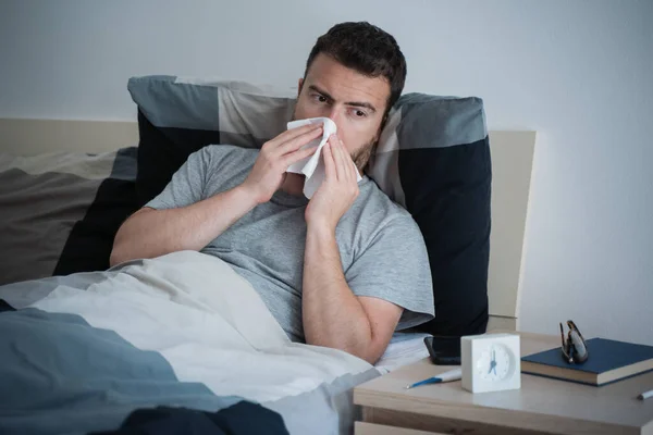 Hombre Cama Estornudando Nariz Sintiéndose Enfermo — Foto de Stock