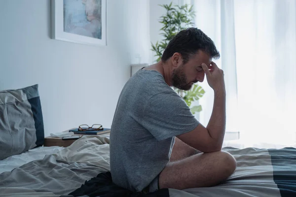 Deprimerad Man Sittande Sin Säng Mår Dåligt — Stockfoto