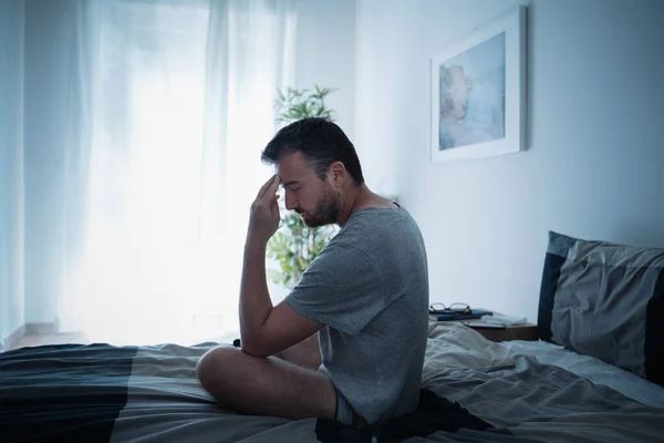 Trauriger Und Einsamer Mann Sitzt Auf Seinem Bett — Stockfoto