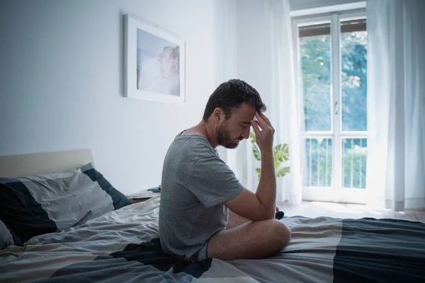 Deprimerad Man Sittande Sin Säng Mår Dåligt — Stockfoto