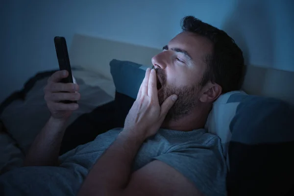 Homem Cama Assistindo Tela Smartphone — Fotografia de Stock