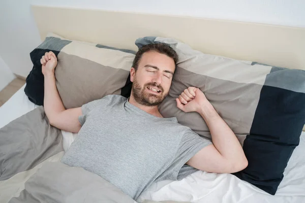 Hombre Retrato Durmiendo Cama Sentirse Cómodo —  Fotos de Stock