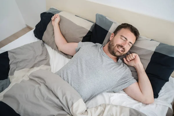 Ontspannen Man Dut Zijn Bed Thuis — Stockfoto