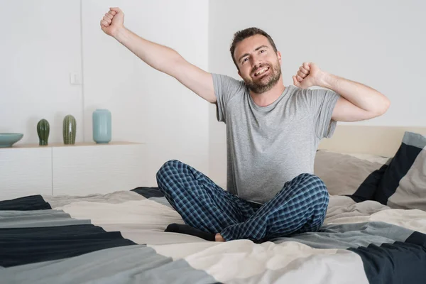 Man Doet Stretching Het Bed Voor Rugpijn — Stockfoto
