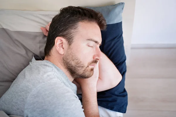Retrato Hombre Durmiendo Cama Sintiéndose Cómodo Vista Lateral —  Fotos de Stock