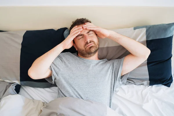 Muž Který Problémy Spánkem Snaží Usnout — Stock fotografie