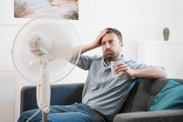 Man Uppfriskande Med Elektrisk Fläkt Mot Sommar Värmebölja — Stockfoto