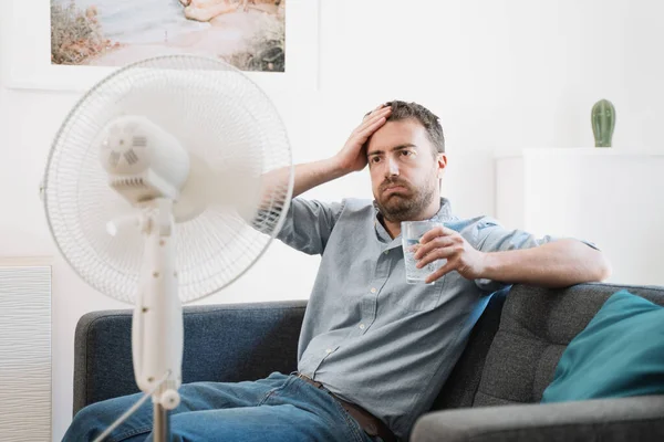 Homem Refrescante Com Ventilador Elétrico Contra Onda Calor Verão — Fotografia de Stock