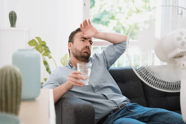 Homem Refrescante Com Ventilador Elétrico Contra Onda Calor Verão — Fotografia de Stock