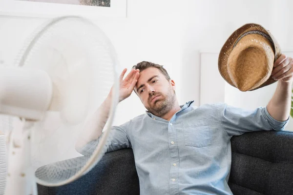 Homem Refrescante Com Ventilador Elétrico Contra Onda Calor Verão — Fotografia de Stock