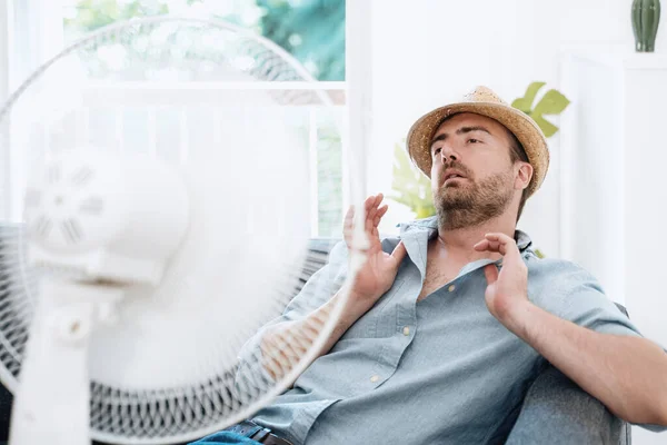 Hombre Sudando Tratando Refrescarse Neblina Verano —  Fotos de Stock