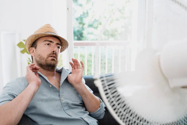 Hombre Sudando Tratando Refrescarse Neblina Verano —  Fotos de Stock