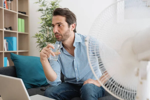 Homem Retrato Tentando Refrescar Durante Verão Quente — Fotografia de Stock