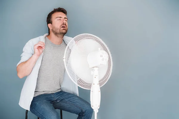 Homem Sofrendo Neblina Verão Isolado Fundo — Fotografia de Stock