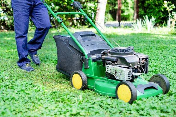 Mann Som Klipper Plenen Med Gressklipper – stockfoto