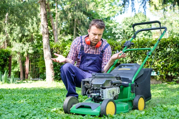 Man Portret Maaien Van Het Gazon Met Grasmaaier Problemen Rechtenvrije Stockafbeeldingen