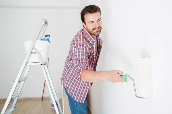 Homem Retrato Pintura Casa Diy Conceito — Fotografia de Stock