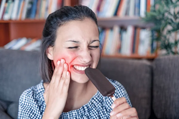 Žena Trpí Bolestí Zubů Protože Studené Jídlo — Stock fotografie