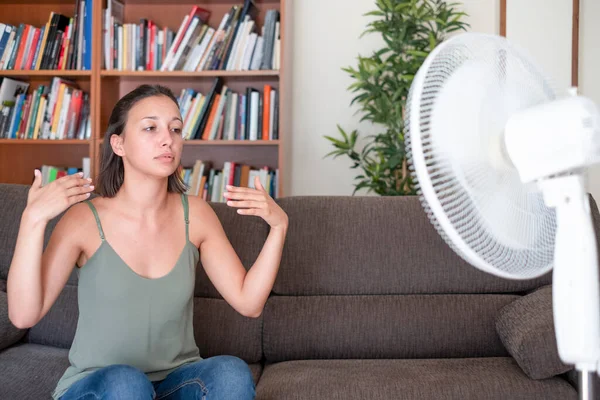 Flicka Framför Elektrisk Fläkt Försöker Fräscha Upp Sig — Stockfoto