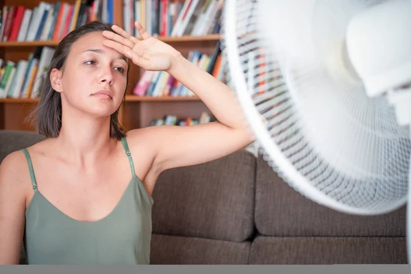 Flicka Framför Elektrisk Fläkt Försöker Fräscha Upp Sig — Stockfoto