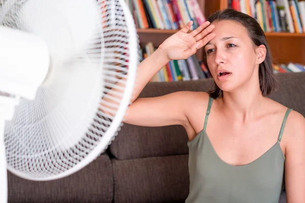 Mädchen Vor Elektrischem Ventilator Versucht Sich Erfrischen — Stockfoto