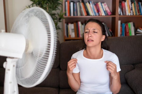 Mulher Sofrendo Por Resfriamento Calor Verão Casa — Fotografia de Stock