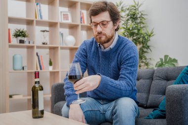 Evdeki kanepede oturan alkollü adamın portresi.