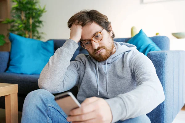 Único Solitário Cara Verificando Celular Sofá — Fotografia de Stock