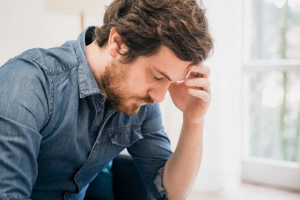 Pensativo Hombre Serio Pensativo Sentado Sofá Casa —  Fotos de Stock