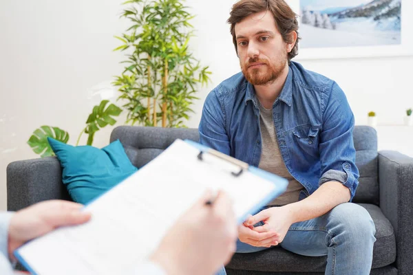 Psicologo Medico Prendere Appunti Durante Sessione Psicoterapia — Foto Stock