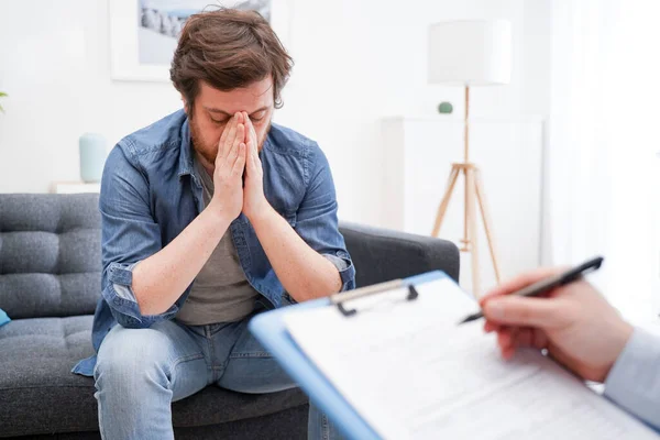 Psicologo Medico Prendere Appunti Durante Sessione Psicoterapia — Foto Stock