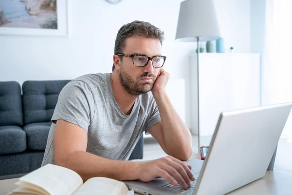 Man Die Thuis Werkt Met Behulp Van Computer Internetverbinding — Stockfoto