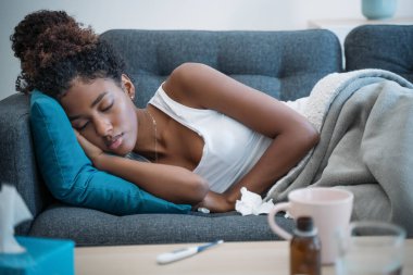 Siyah kadın hasta ve mevsimsel grip belirtileri gösteriyor.