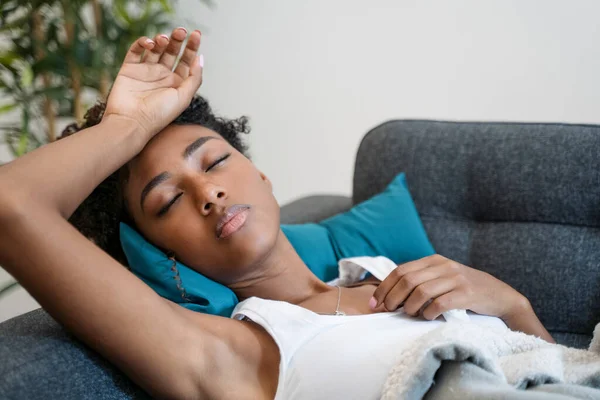 Mujer Negra Sintiéndose Enferma Sufriendo Síntomas Gripe Estacional — Foto de Stock