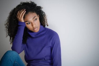 Arka planda izole edilmiş üzgün Afro-Amerikan kadın portresi