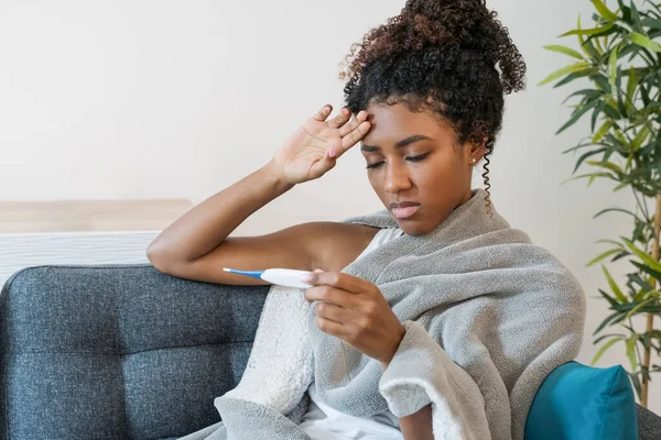 Mujer Negra Sintiéndose Enferma Sufriendo Síntomas Gripe Estacional — Foto de Stock