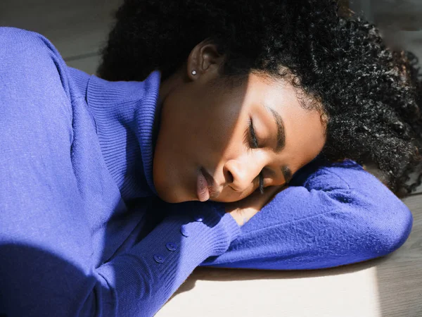 背景に孤立したアフリカ系アメリカ人女性の寝姿 — ストック写真
