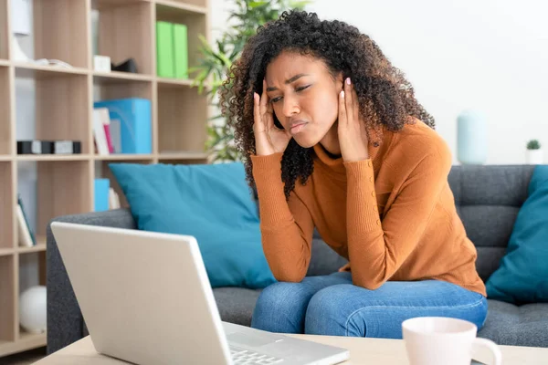 Gestresste Zwarte Vrouw Werken Computer — Stockfoto